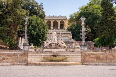 Roma, İtalya - 17 Ağustos 2024: Roma şehrinin büyük bir meydanı olan Piazza del Popolo 'nun manzarası.