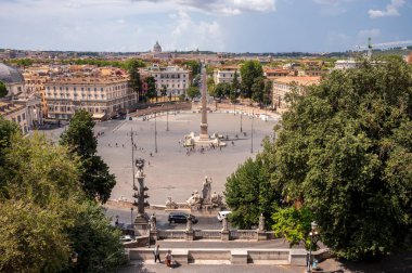 Roma, İtalya - 17 Ağustos 2024: Roma şehrinin büyük bir meydanı olan Piazza del Popolo 'nun manzarası.