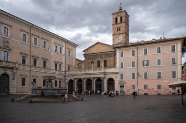 Roma, İtalya - 18 Ağustos 2024: Roma 'nın Trastevere bölgesinde Santa Maria Bazilikası.