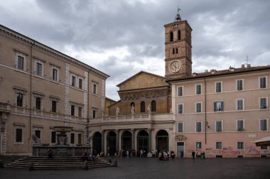 Roma, İtalya - 18 Ağustos 2024: Roma 'nın Trastevere bölgesinde Santa Maria Bazilikası.