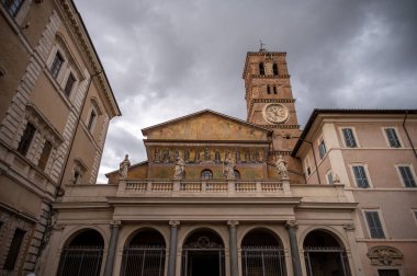 Roma, İtalya - 18 Ağustos 2024: Roma 'nın Trastevere bölgesinde Santa Maria Bazilikası.