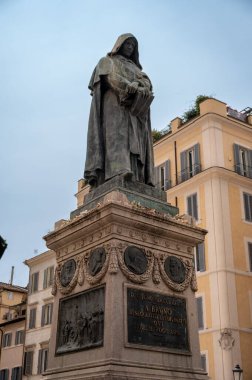 Roma, İtalya - 18 Ağustos 2024:, 2024: Campo de 'Fiori' deki Giordano Bruno heykeli.
