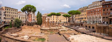 Roma, İtalya - 18 Ağustos 2024: Roma cumhuriyetli Largo di Torre Arjantin harabe. Julius Caeser burada öldürüldü..