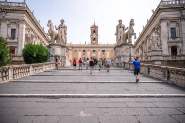Roma, İtalya - 18 Ağustos 2024: Cordonata Capitolina Piazza d 'Aracoeli' den Piazza del Campidoglio 'ya lider.