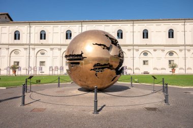 Vatikan Şehri: 12 Ağustos 2024: Vatikan Müzesindeki Çam Kozalağı Avlusu.