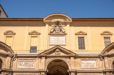 Vatikan Şehri: 12 Ağustos 2024: Vatikan Müzesine ev sahipliği yapan binaların dış cephesi.