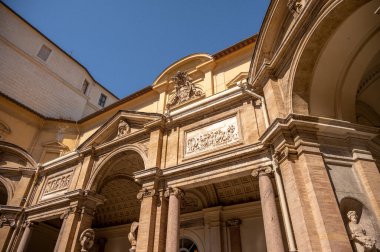 Vatikan Şehri: 12 Ağustos 2024: Vatikan Müzesi 'nin bulunduğu binaların cephesi.