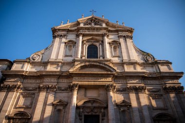 Roma 'nın Campo Marzio bölgesindeki Aziz Ignatius Kilisesi' nin dışında..