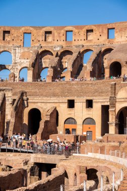 Roma, İtalya - 13 Ağustos 2024: Antik Roma İmparatorluğu 'nun tarihi kolezyumu içinde büyük bir kalabalık.