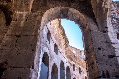 Roma, İtalya - 13 Ağustos 2024: Antik Roma İmparatorluğu 'nun Kolezyumu' nun mimari detayları.