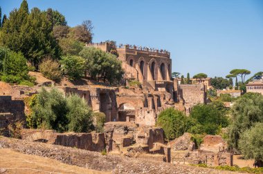 Roma Forumlarının üstündeki Palatine Tepesi 'ndeki Domus Tiberiana' ya bakıyorum..