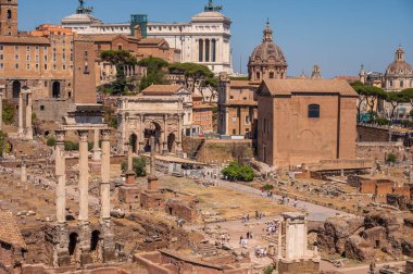 Roma, İtalya - 13 Ağustos 2024: Palatine Tepesi 'ndeki Domus Tiberiana' dan Roma Forumlarına doğru bakıyor.