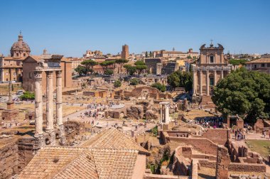 Roma, İtalya - 13 Ağustos 2024: Palatine Tepesi 'ndeki Domus Tiberiana' dan Roma Forumlarına doğru bakıyor.