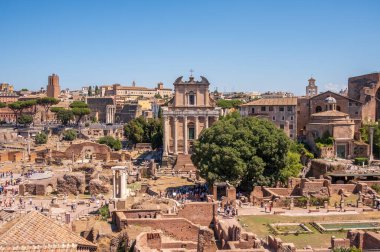 Roma, İtalya - 13 Ağustos 2024: Palatine Tepesi 'ndeki Domus Tiberiana' dan Roma Forumlarına doğru bakıyor.