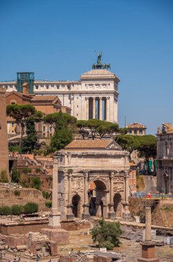 Roma, İtalya - 13 Ağustos 2024: Palatine Tepesi 'ndeki Domus Tiberiana' dan Roma Forumlarına doğru bakıyor.