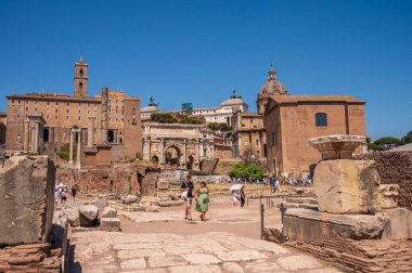 Roma, İtalya - 13 Ağustos 2024: Roma Forumlarındaki harabeler Septimius Severus Kemeri ve Senato 'ya bakıyor.