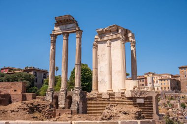 Roma, İtalya - 13 Ağustos 2024: Roma Forumları içindeki binaların yıkıntıları.