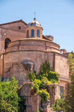 Roma, İtalya - 13 Ağustos 2024: Roma Forumları içindeki Romulus Tapınağı.