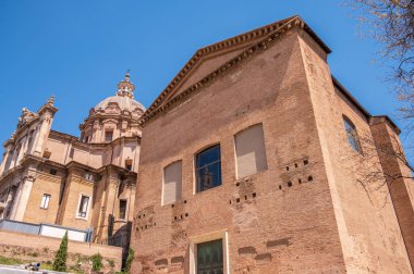 Roma, İtalya - 13 Ağustos 2024: Roma Forumları içindeki Senato binasının kalıntıları.