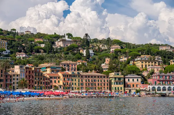 Santa Margherita Ligure, İtalya - 10 Ağustos 2024: Santa Margherita Limanı 'na doğru bakın.