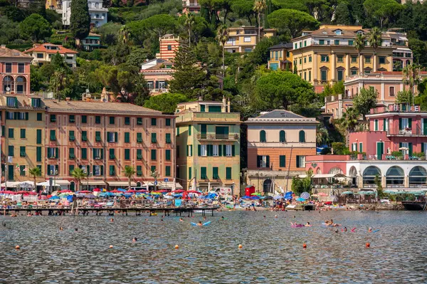 Santa Margherita Ligure, İtalya - 10 Ağustos 2024: Santa Margherita Limanı 'na doğru bakın.