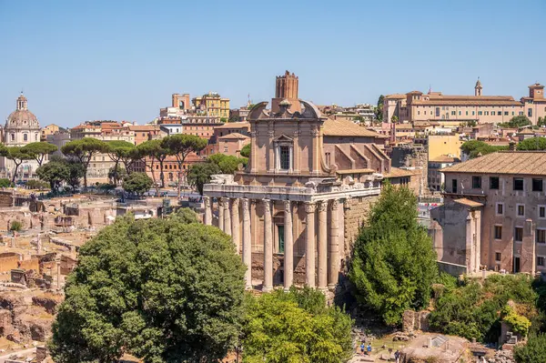 Roma, İtalya - 13 Ağustos 2024: Palatine Tepesi 'ndeki Domus Tiberiana' dan Roma Forumlarındaki Antoninus ve Faustina Tapınağına doğru bakıyor.