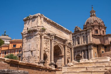 Roma, İtalya - 13 Ağustos 2024: Septimius Severus Kemeri yakınlarındaki Roma Forumları içindeki binaların yıkıntıları.