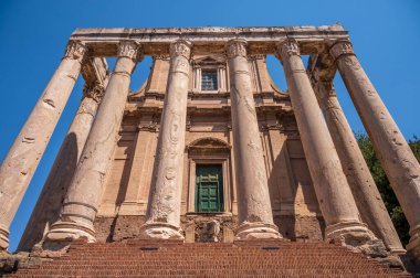 Antoninus ve Faustina Tapınağının kalıntıları Roma Forumunda.