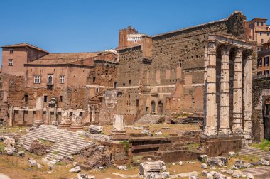 Roma 'nın göbeğindeki Trajan Forumu' nun içindeki tansiyonel binaların kalıntıları..
