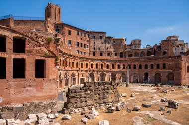 Roma 'nın göbeğindeki Trajan Forumu' nun içindeki tansiyonel binaların kalıntıları..