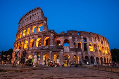 Roma, İtalya - 14 Ağustos 2024: Roma Kolezyumu gece kalabalıklar eğlenirken.