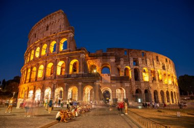 Roma, İtalya - 14 Ağustos 2024: Roma Kolezyumu gece kalabalıklar eğlenirken.