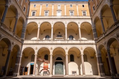 Roma, İtalya - 14 Ağustos 2024: Palazzo della Cancelleria 'nın avlusu ve Leonardo da Vinci Muesum' un girişi.