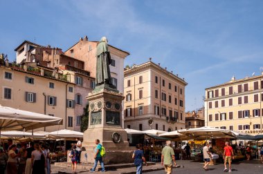Roma, İtalya - 14 Ağustos 2024: Campo de 'Fiori' de Giordano Bruno heykeli.