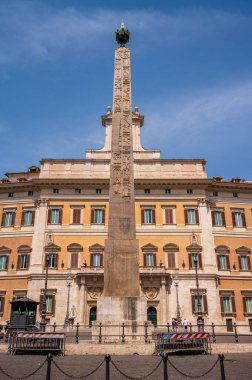 Roma, İtalya - 14 Ağustos 2024: Montecitoriolu Obelisk Roma 'nın kalbinde.