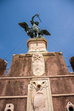 Başmelek Mikail 'in bronz heykeli. Hadrian anıtının üstünde duruyor. Castel Sant' Angelo olarak da bilinir.