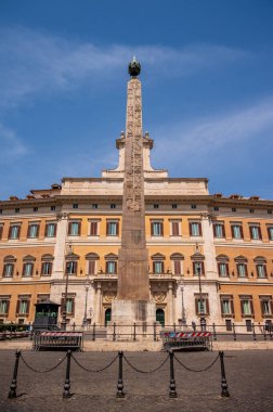 Roma, İtalya - 14 Ağustos 2024: Montecitoriolu Obelisk Roma 'nın kalbinde.