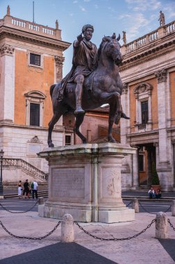 Roma, İtalya - 14 Ağustos 2024: Marcus Aurelius 'un Piazza del Campidoglio' daki Binicilik Heykeli.