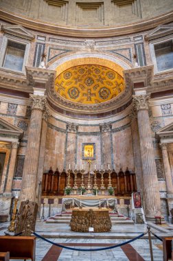 Roma, İtalya - 15 Ağustos 2024: Roma 'daki Pantheon' un içinde, Hadrian tarafından MS 126 'da inşa edilen ünlü tapınak.