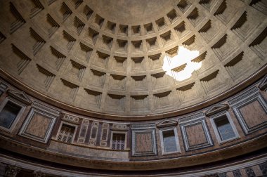 Roma, İtalya - 15 Ağustos 2024: Roma 'da Pantheon' un içinde, Hadrian tarafından 126 yılında inşa edilen ünlü tapınak.