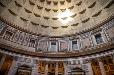 Roma, İtalya - 15 Ağustos 2024: Roma 'da Pantheon' un içinde, Hadrian tarafından 126 yılında inşa edilen ünlü tapınak.