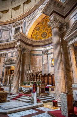 Roma, İtalya - 15 Ağustos 2024: Roma 'daki Pantheon' un içinde, Hadrian tarafından MS 126 'da inşa edilen ünlü tapınak.