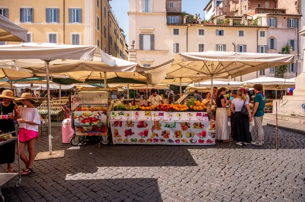 Roma, İtalya - 14 Ağustos 2024: Campo de 'Fiori manzarası, popüler bir pazarın yeri.