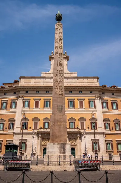 Roma, İtalya - 14 Ağustos 2024: Montecitoriolu Obelisk Roma 'nın kalbinde.