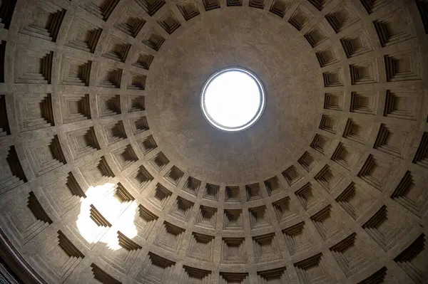 Roma, İtalya - 15 Ağustos 2024: Roma 'da Pantheon' un içinde, Hadrian tarafından 126 yılında inşa edilen ünlü tapınak.