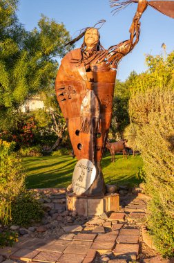 Scottsdale, Arizona - 23 Aralık 2024: Elk Kadın heykeli Scottsdale, Arizona 'da.