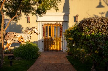 Scottsdale, Arizona - 23 Aralık 2024: Eski Scottsdale, Arizona 'daki BIschoffs galerisinin dışı.