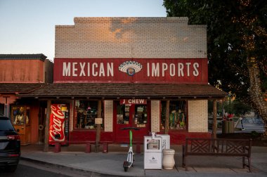 Scottsdale, Arizona - 23 Aralık 2024: Scottsdale, Arizona 'daki Old Town mağazaları. Meksika İthalatı görünür.