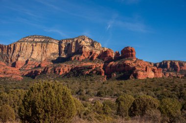 Sedona, Arizona yakınlarındaki Bear Dağı manzarası. Salyangoz olarak bilinen kaya özelliği sağ merkezdedir..