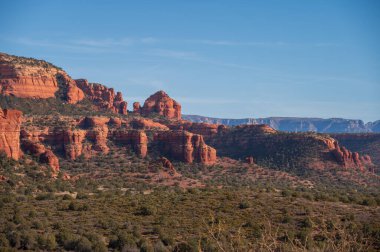 Sedona, Arizona yakınlarındaki Bear Dağı manzarası. Kaplumbağa olarak bilinen kaya özelliği çok merkezde..